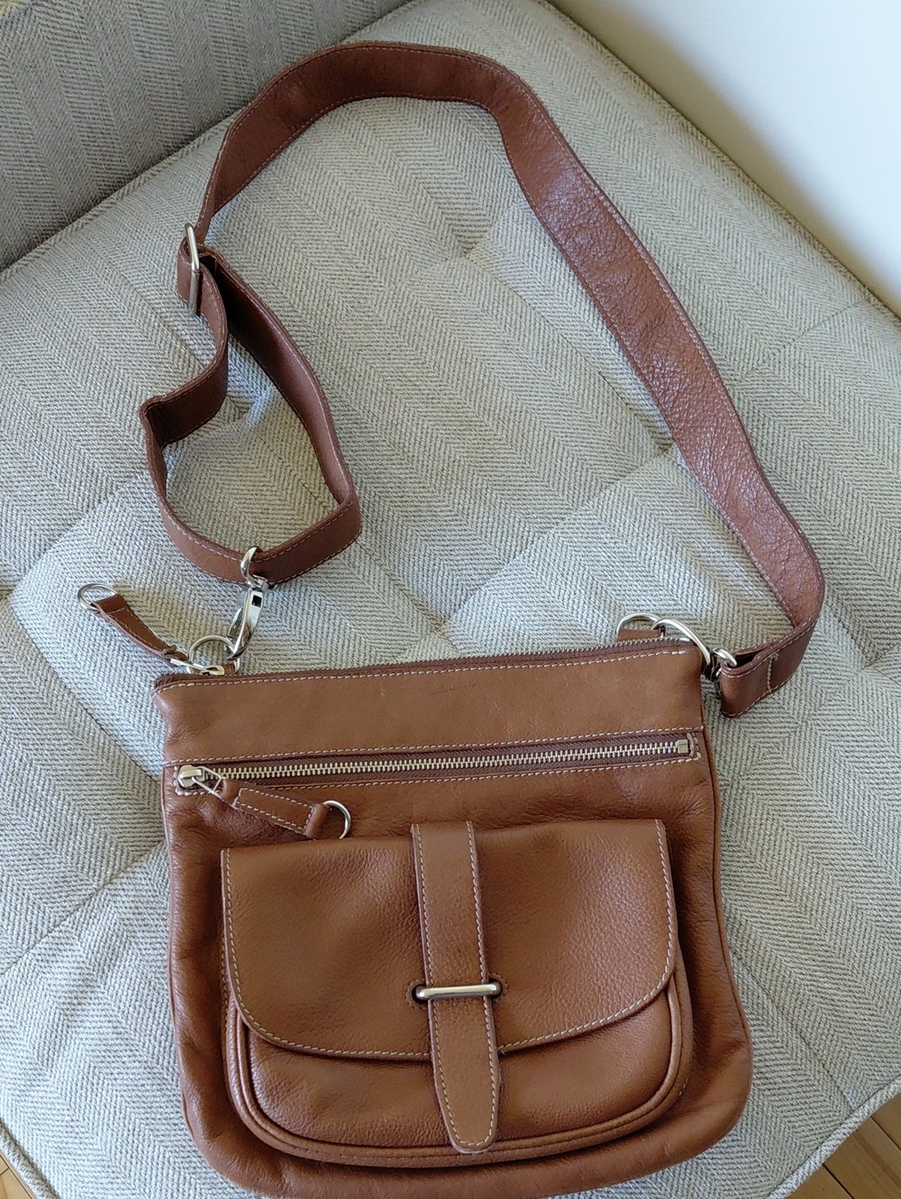 Roots Tan Leather Crossbody Bag with Front Pocket